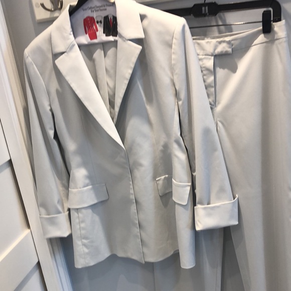 Georgiou Studio Jackets & Blazers - Georgiou Studio 2pc Pant Suit! Lined hidden button jacket w/self belt! Preloved